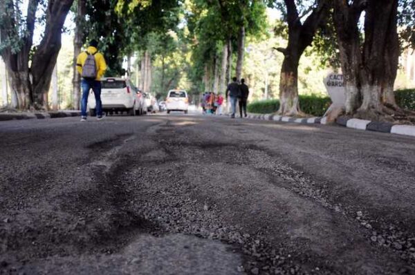 Jammu roads: Filling potholes with sand and dust