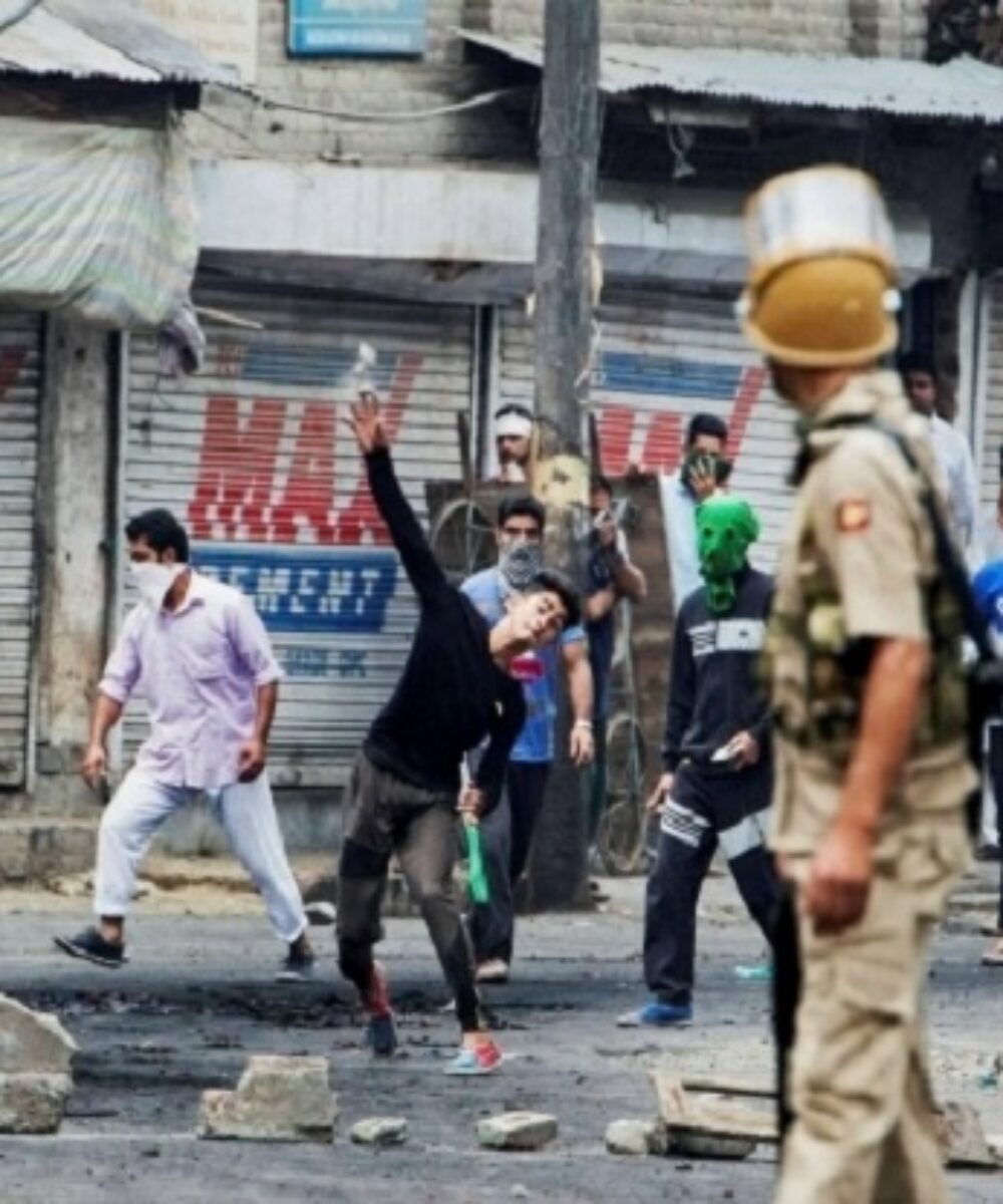 For a change people in Valley pelt stones seeking berth in BJP!